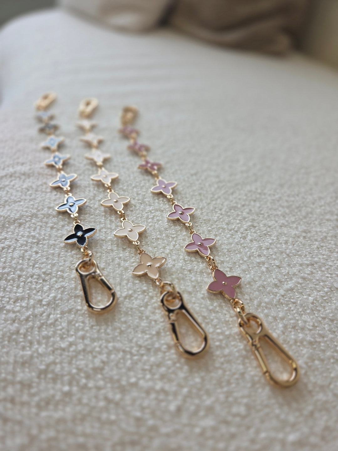 Bag Charm Clover Basic Beige