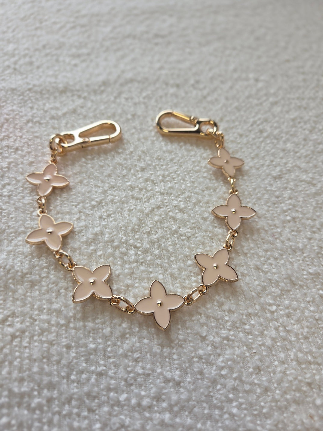 Bag Charm Clover Basic Beige