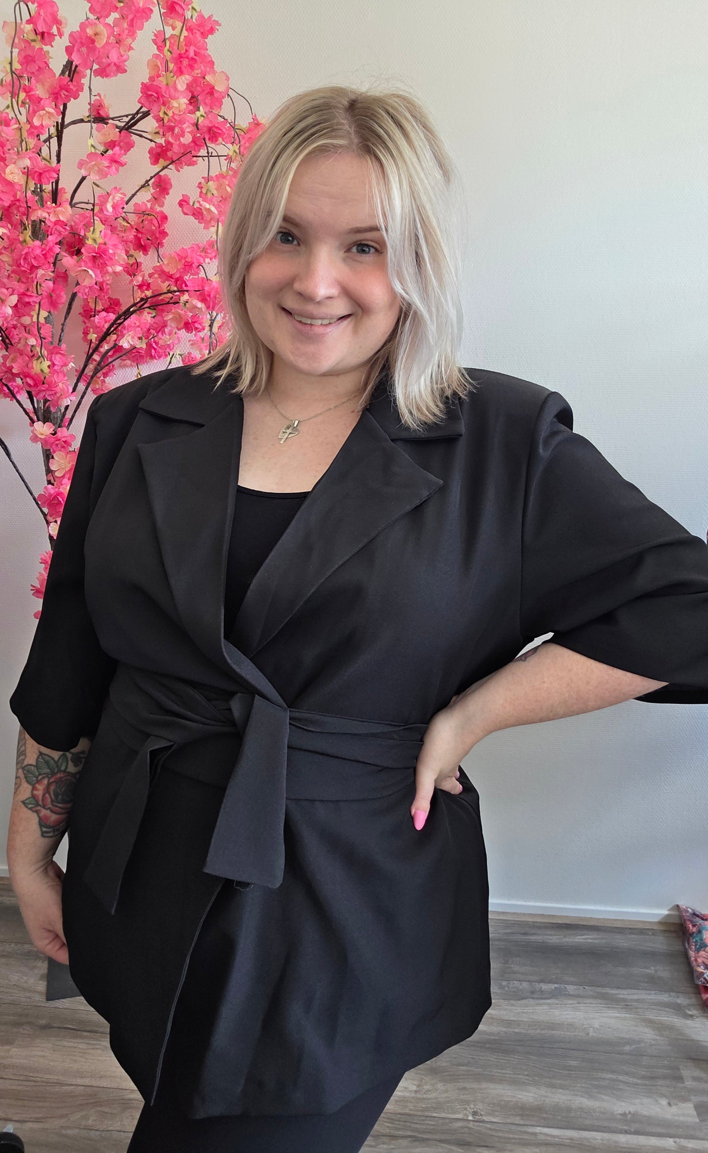Nikki Curvelly Magic Waist Blazer Zwart
