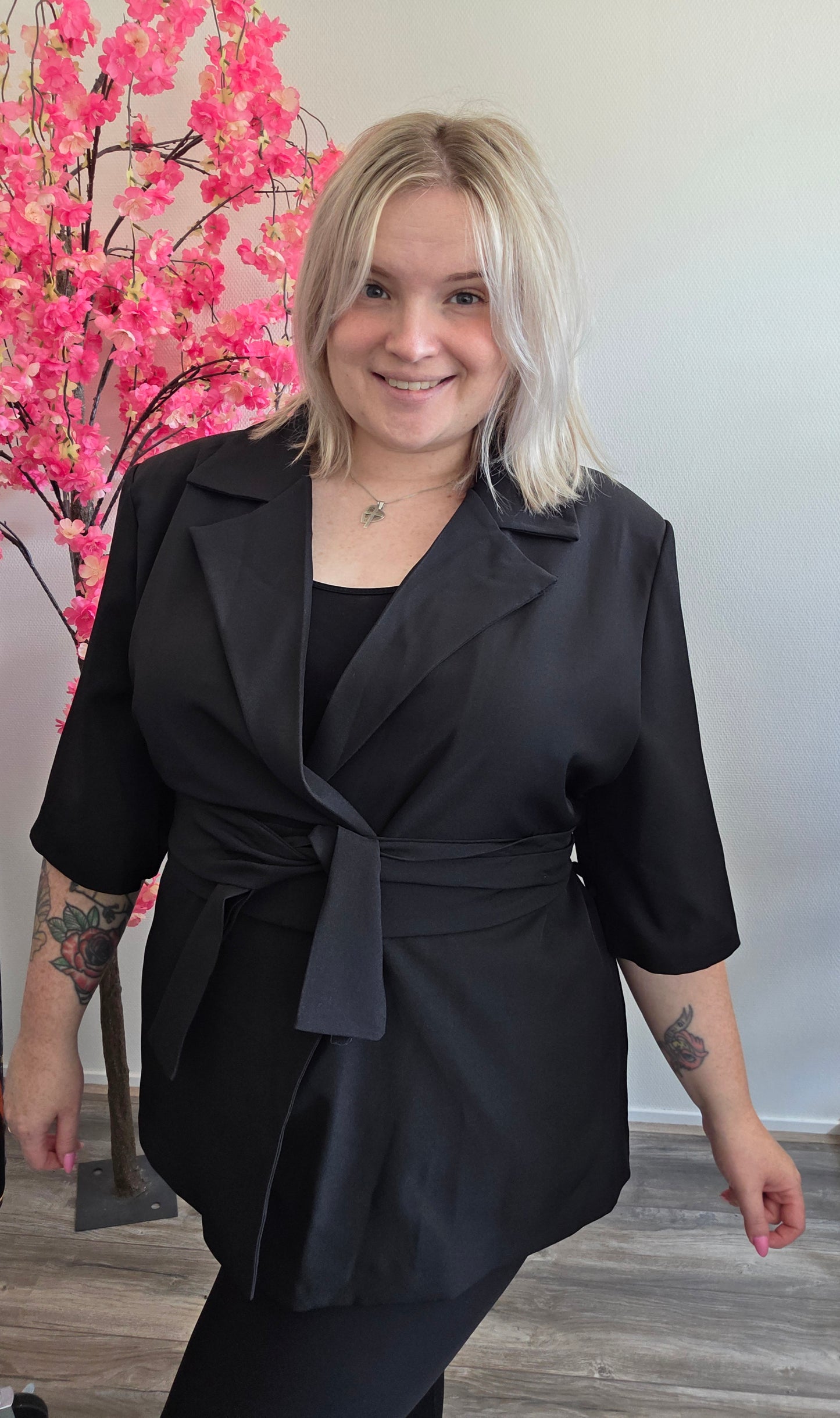 Nikki Curvelly Magic Waist Blazer Zwart