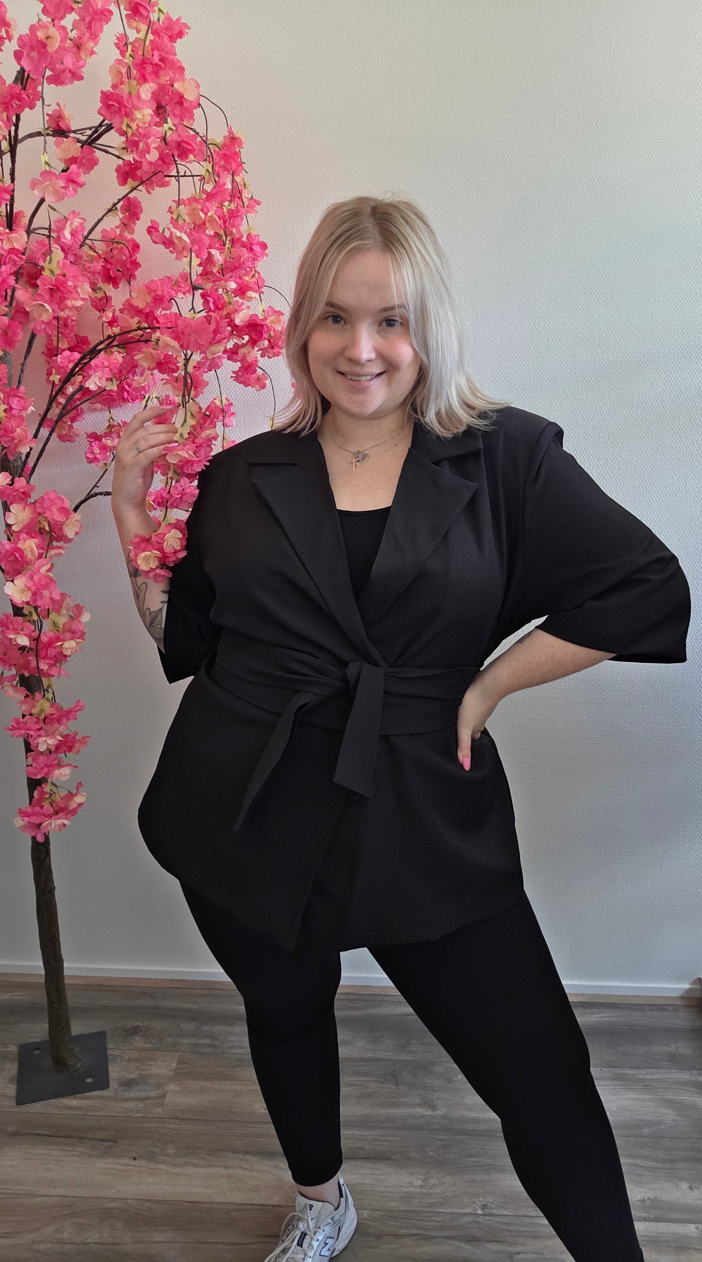 Nikki Curvelly Magic Waist Blazer Zwart
