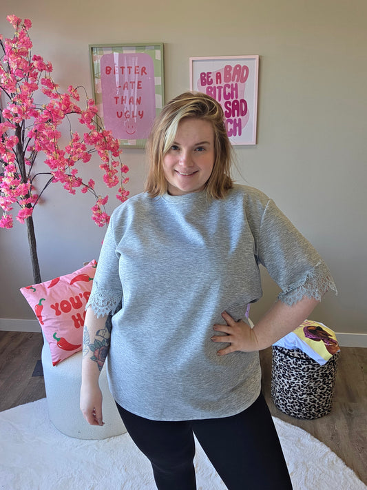 T-Shirt met kant mouwtje (in 2 kleuren)