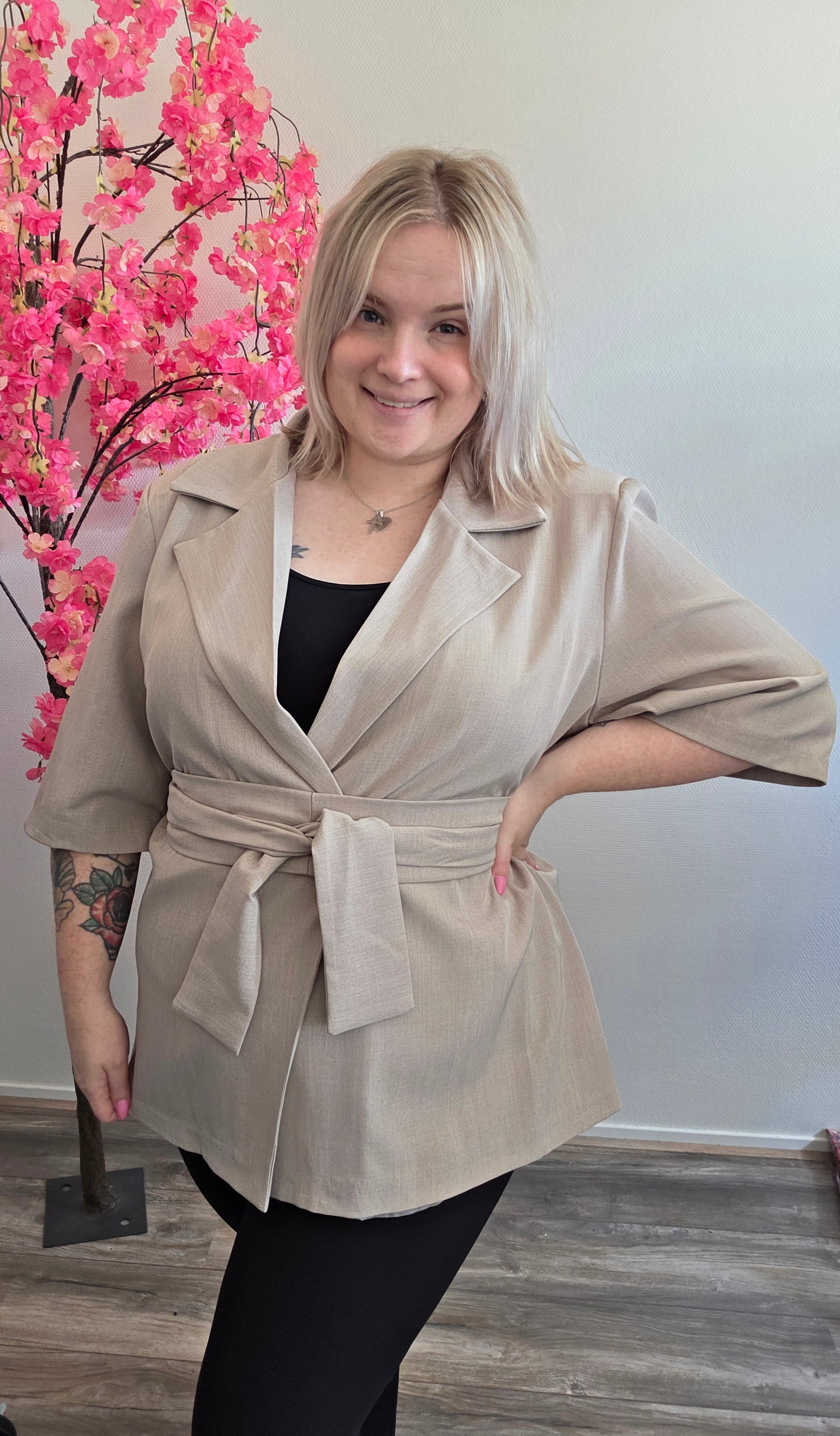 Nikki Curvelly Magic Waist Blazer Zand