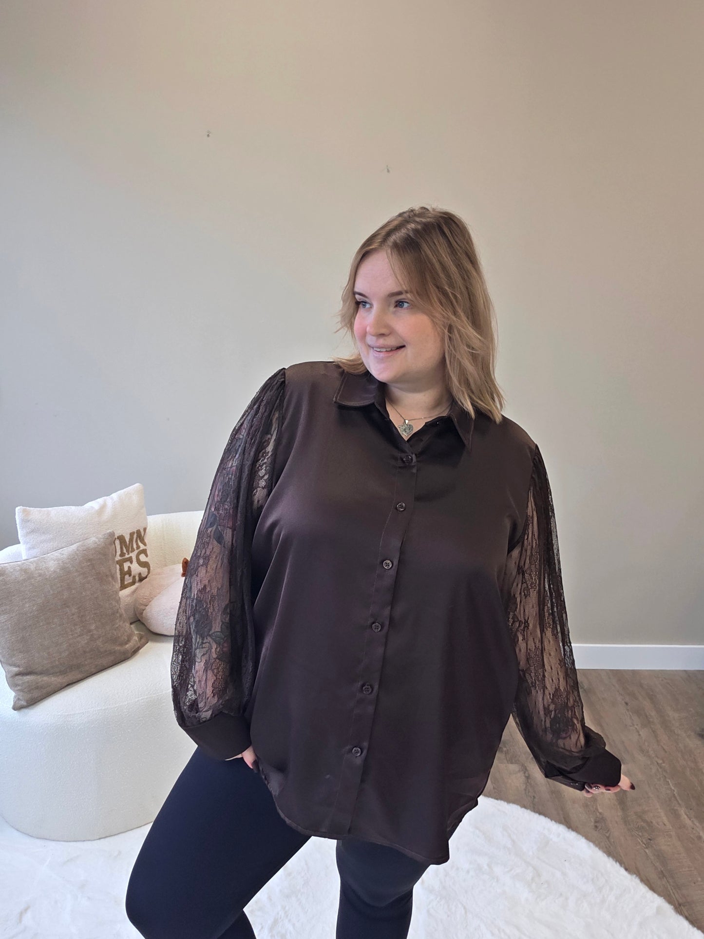 June Blouse met kanten mouwen (In 2 kleuren)