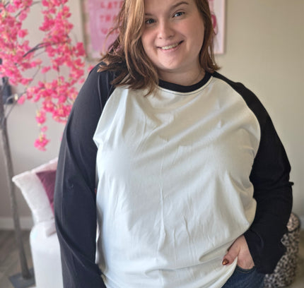 Basic longsleeve met gekleurde mouw