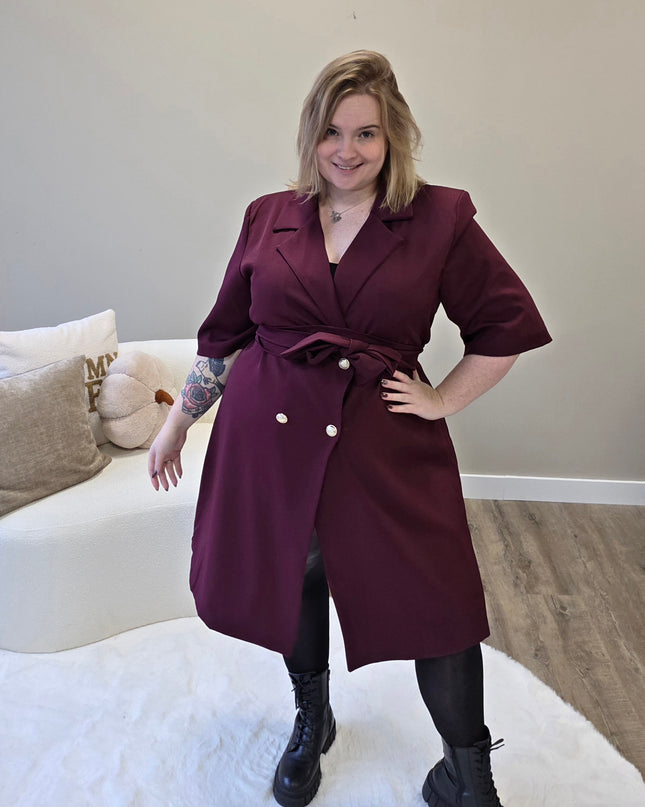 Nikki Curvelly Exklusives Blazer-Kleid Burgunderrot