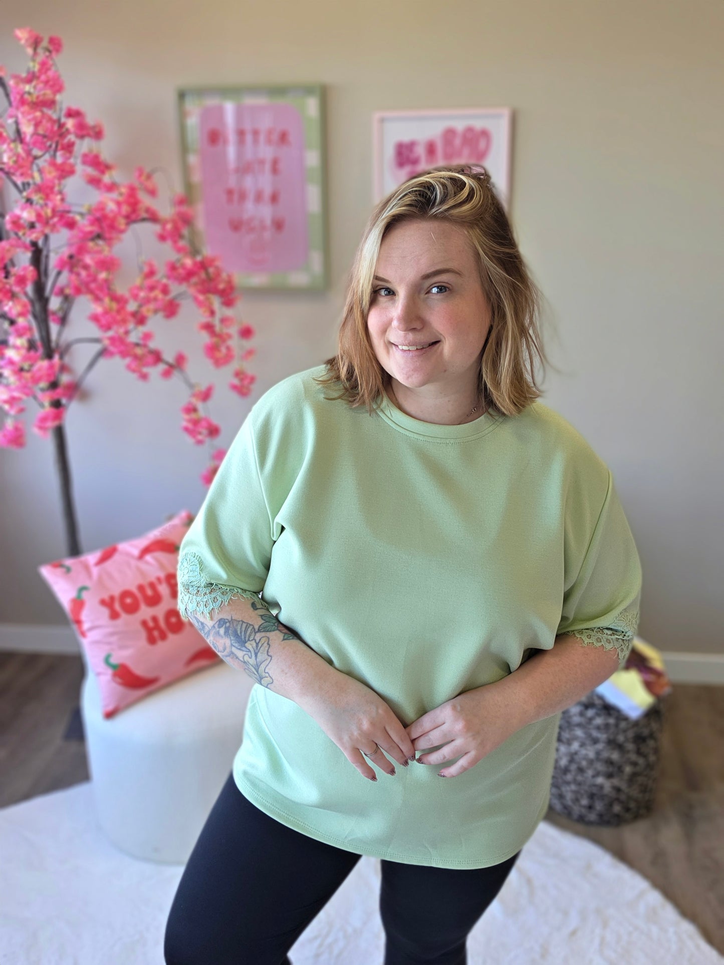 T-Shirt met kant mouwtje (in 2 kleuren)