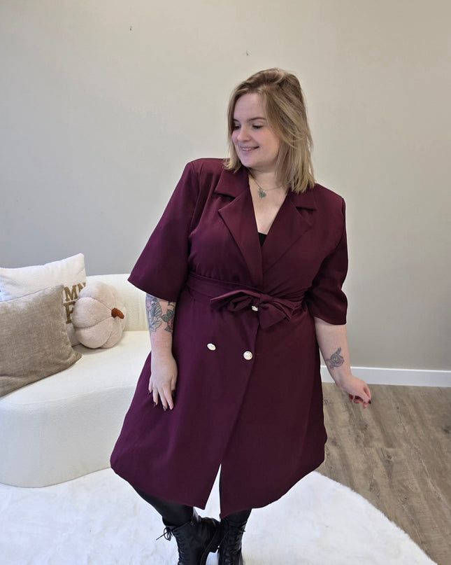 Nikki Curvelly Exklusives Blazer-Kleid Burgunderrot